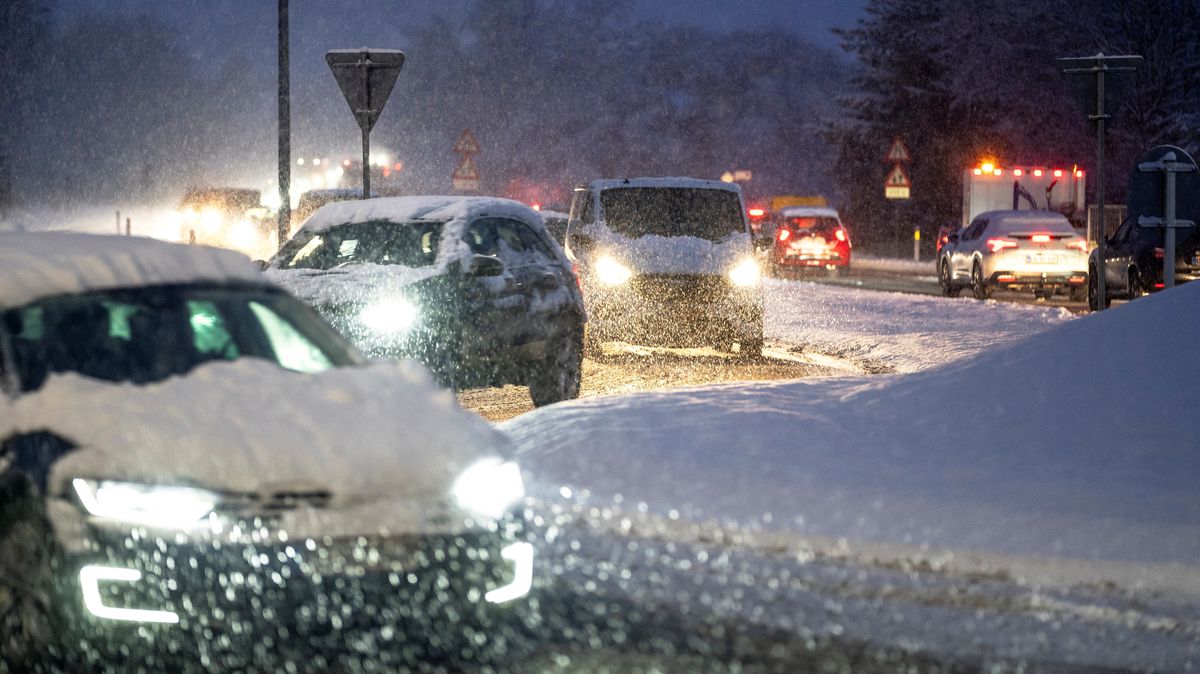 Sníh a led ochromily dopravu v Mnichově, lidé spí ve vlacích
